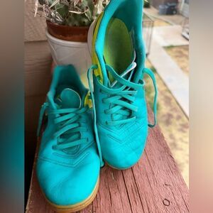 Nike Tiempo soccer shoes 4 youth